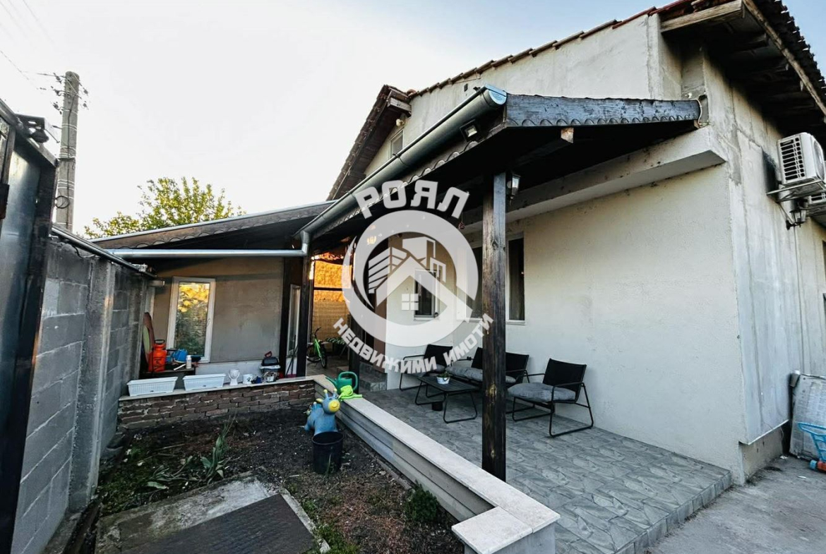 Роял Имоти продава едноетажна къща с двор в гр.Съединение - 0