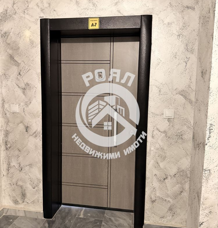 Роял имоти продава Ексклузивно тристаен апартамент, с акт 16, кв.Гагарин, Пловдив - 0