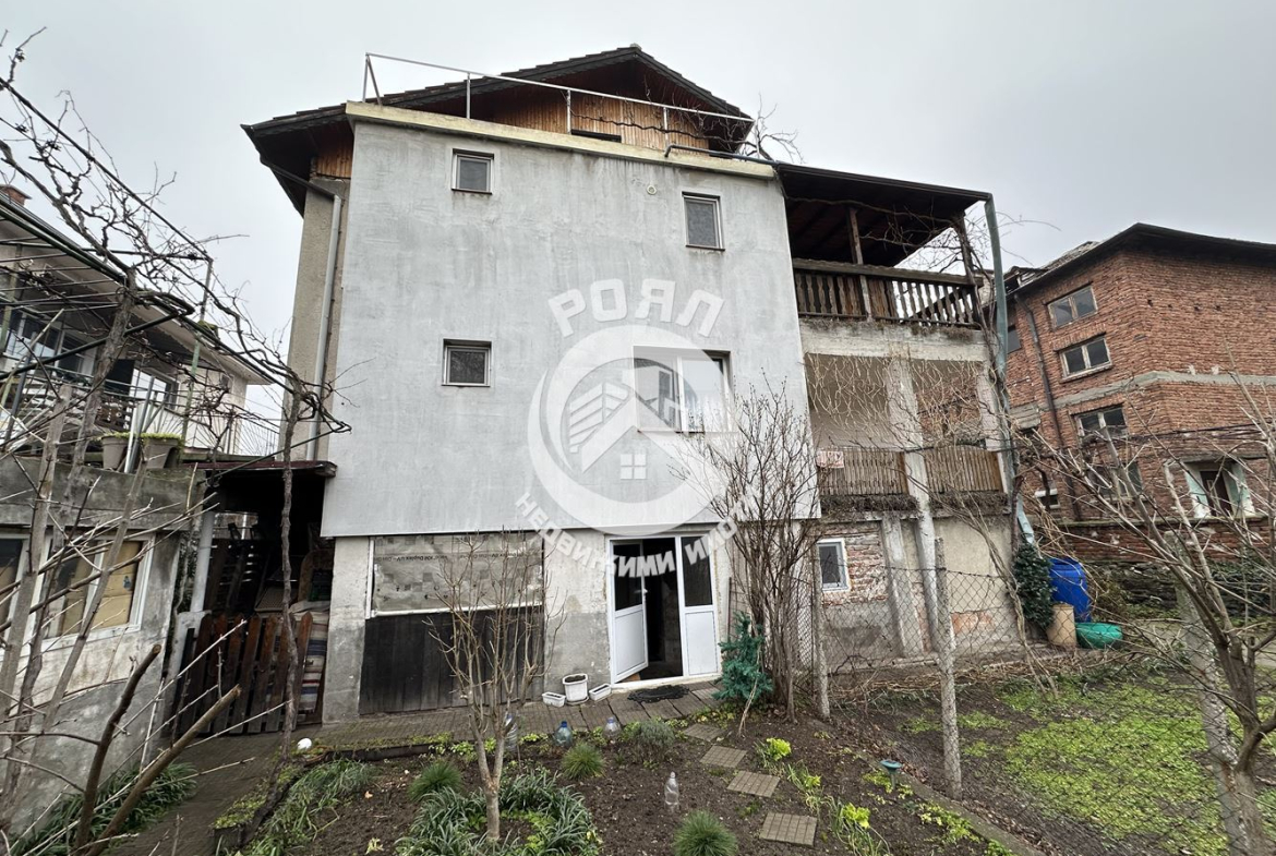 Роял Имоти продава етаж от къща с двор в гр. Стамболийски - 0