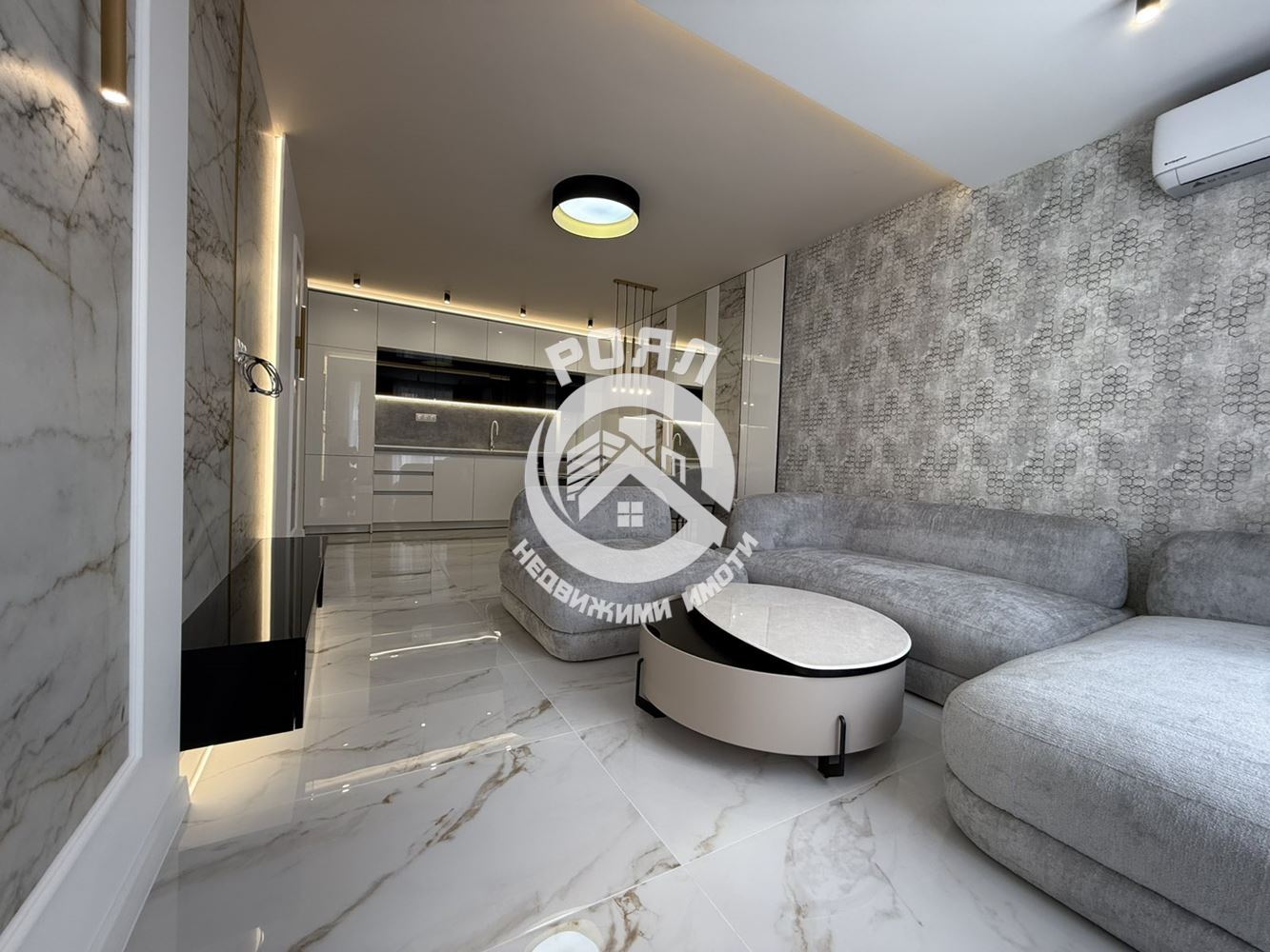 Роял Имоти продава стилен и напълно обзаведен тристаен апартамент в кв. Остромила, Пловдив - 0