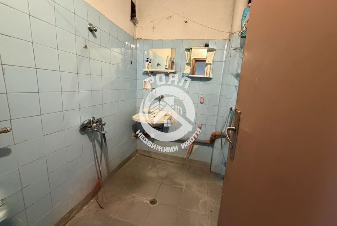 Роял имоти продава двустаен апартамент с три отделни помещеия, Център, Пловдив - 0