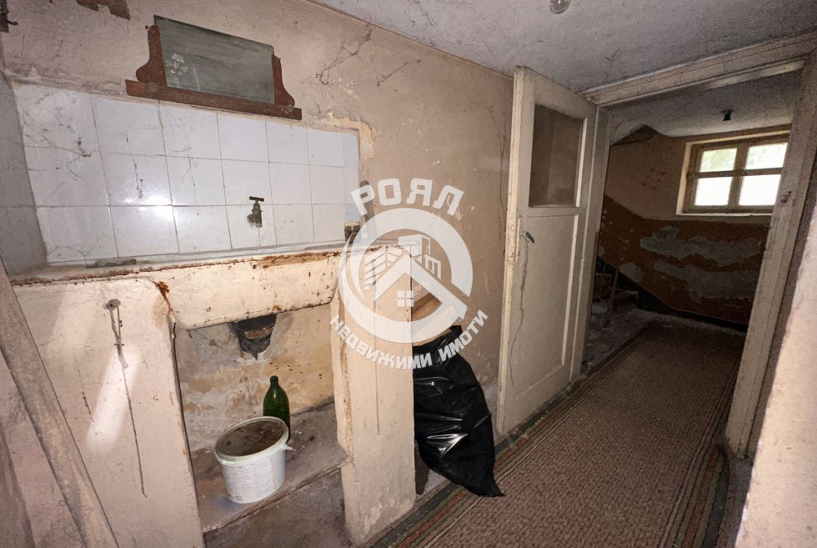 Роял имоти продава самостоятелна къща с двор в Центъра на кв.Прослав ,Пловдив - 0