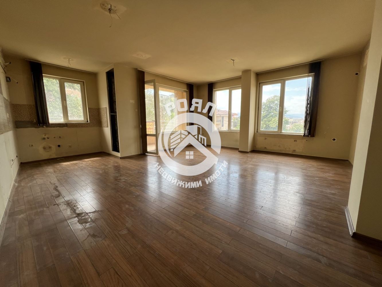 Роял имоти продава многостаен апартамент, Център, Пловдив - 0