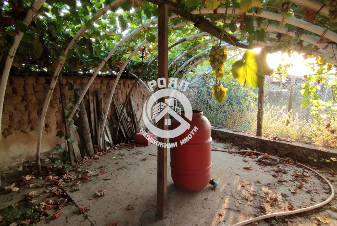 Роял имоти продава къща с двор в с. Паничери - 0