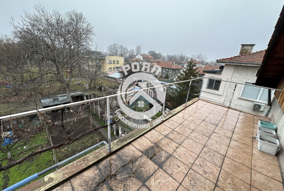 Роял Имоти продава етаж от къща с двор в гр. Стамболийски - 0