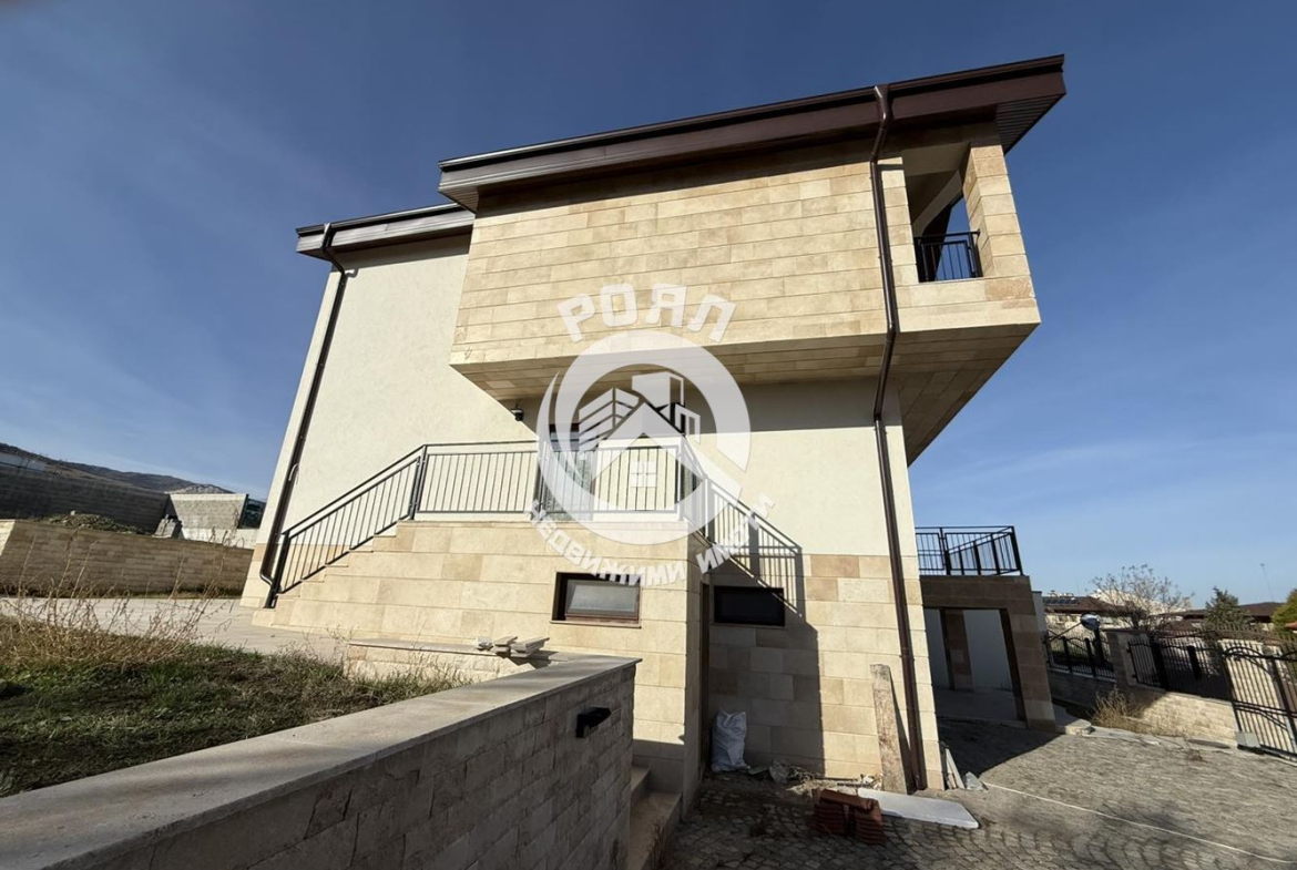 Роял имоти продава къща с панорамна гледка, с.Брестник, Пловдив - 0