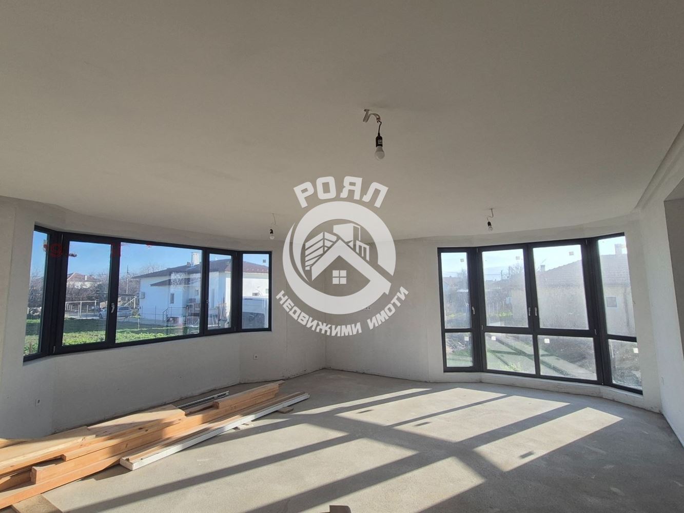 Роял Имоти предлага за продажба двуетажна къща в с.Златитрап - 0