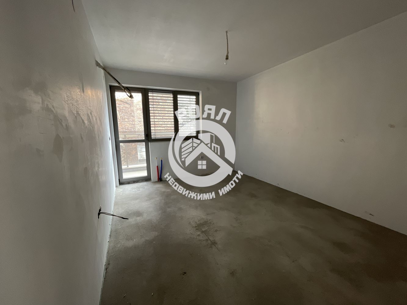 Роял имоти продава ЕКСКЛУЗИВНО тристаен апартамент, с Акт 16, Кършияка, до Новотел Пловдив - 0