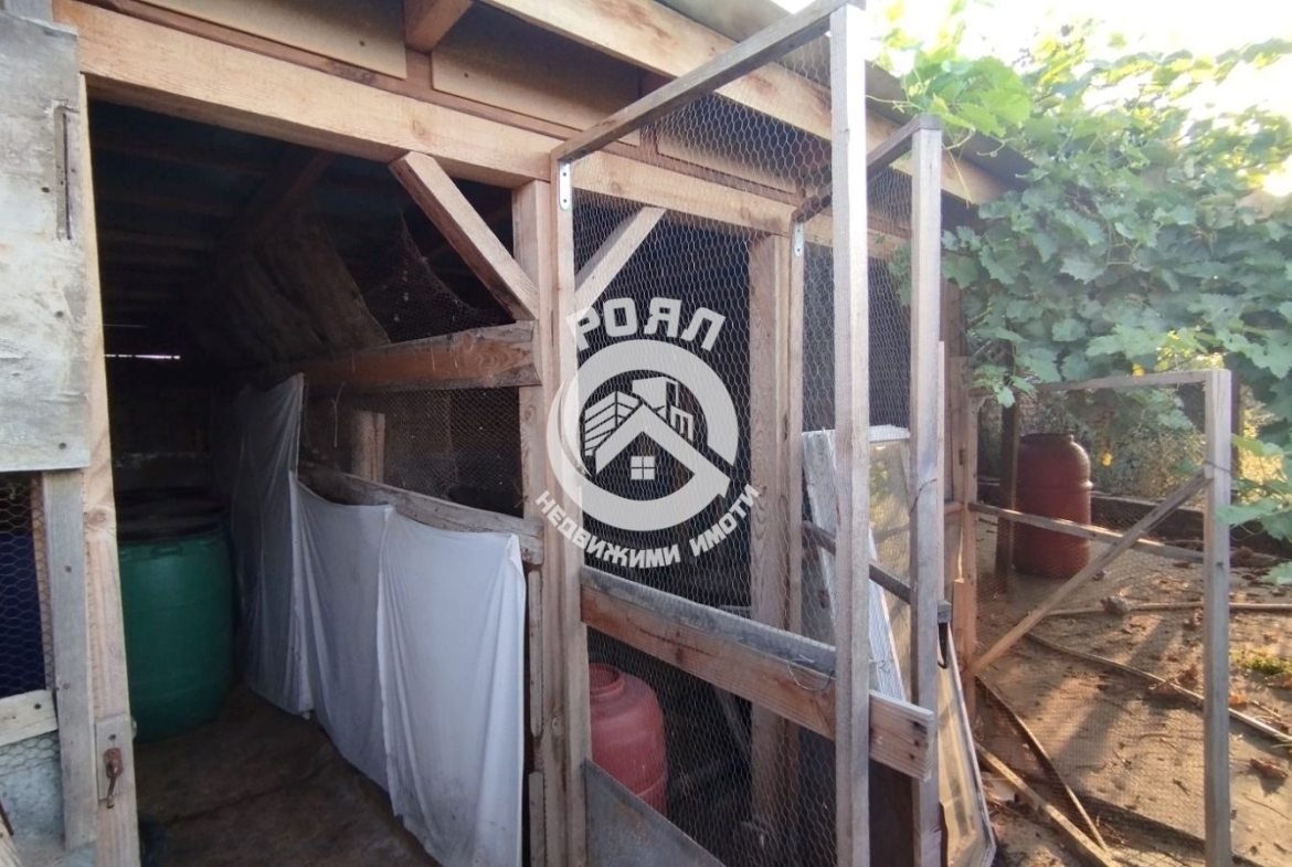 Роял имоти продава къща с двор в с. Паничери - 0