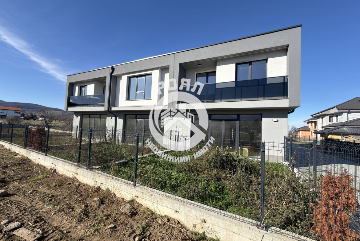 Роял Имоти продава двуетажна къща пред Акт 16 в с. Първенец - 0