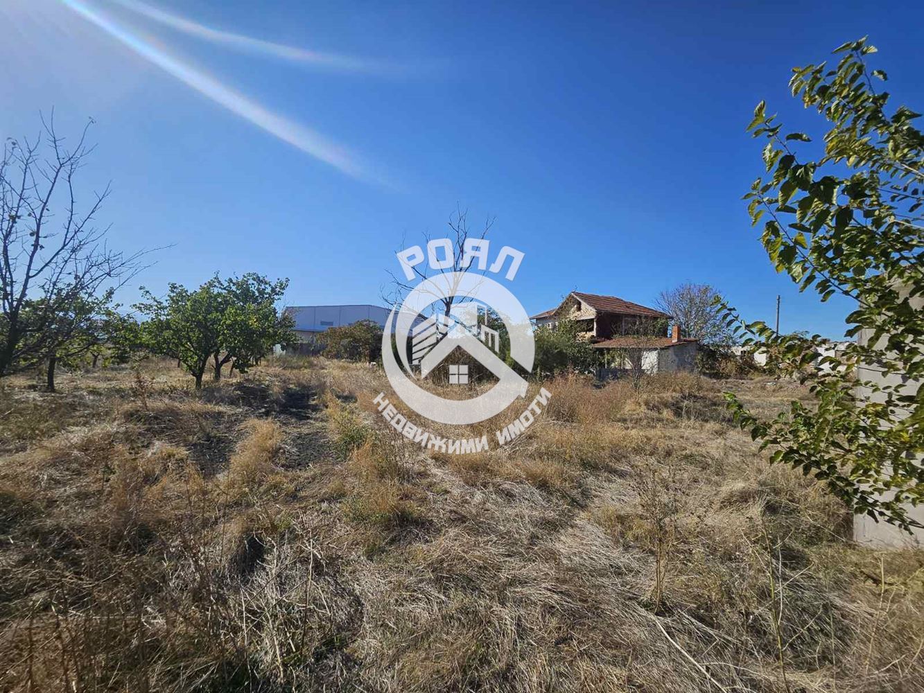 Роял имоти продава УПИ със сгради в с. Цалапица - 0