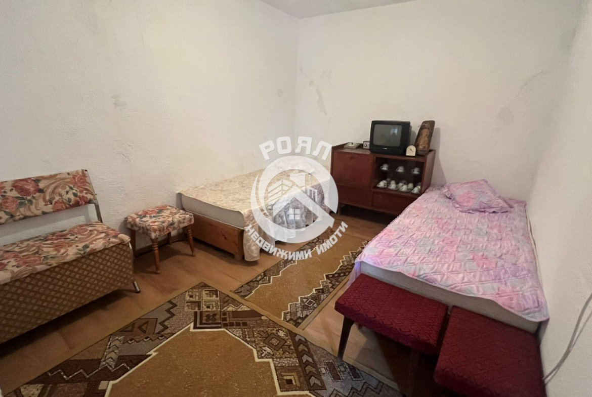 Роял Имоти продава къща в с.Голям чардак. - 0