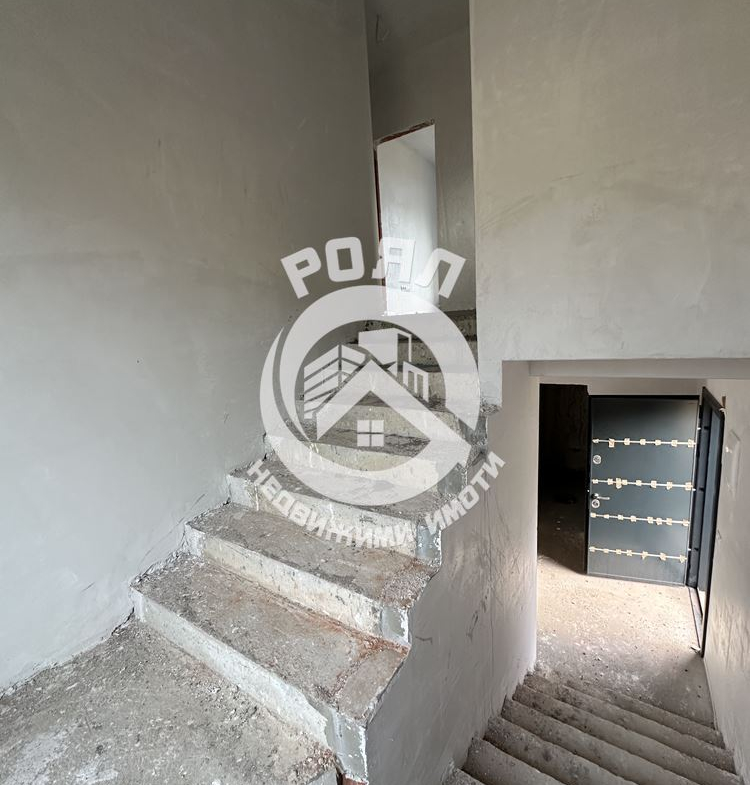 Роял Имоти продава Ексклузивно две двуетажни къщи в гр.Стамболийски - 0