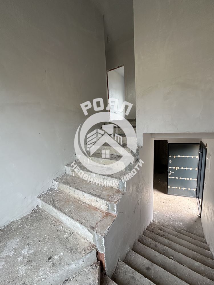 Роял Имоти продава Ексклузивно две двуетажни къщи в гр.Стамболийски - 0