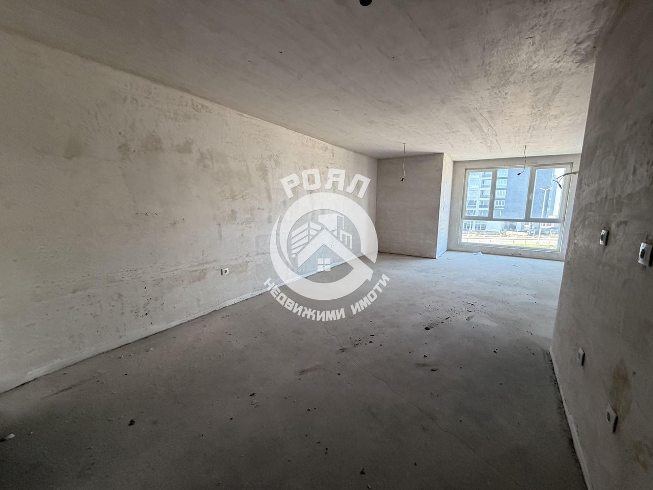 Роял имоти продава Ексклузивно тристаен апартамент, с акт 16, кв.Гагарин, Пловдив - 0