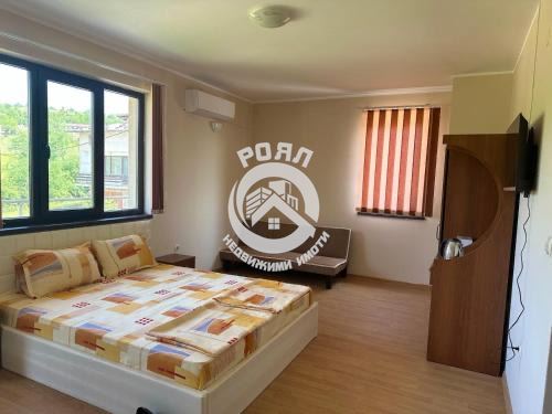 Роял Имоти продава работещ хотел в гр. Батак - 0