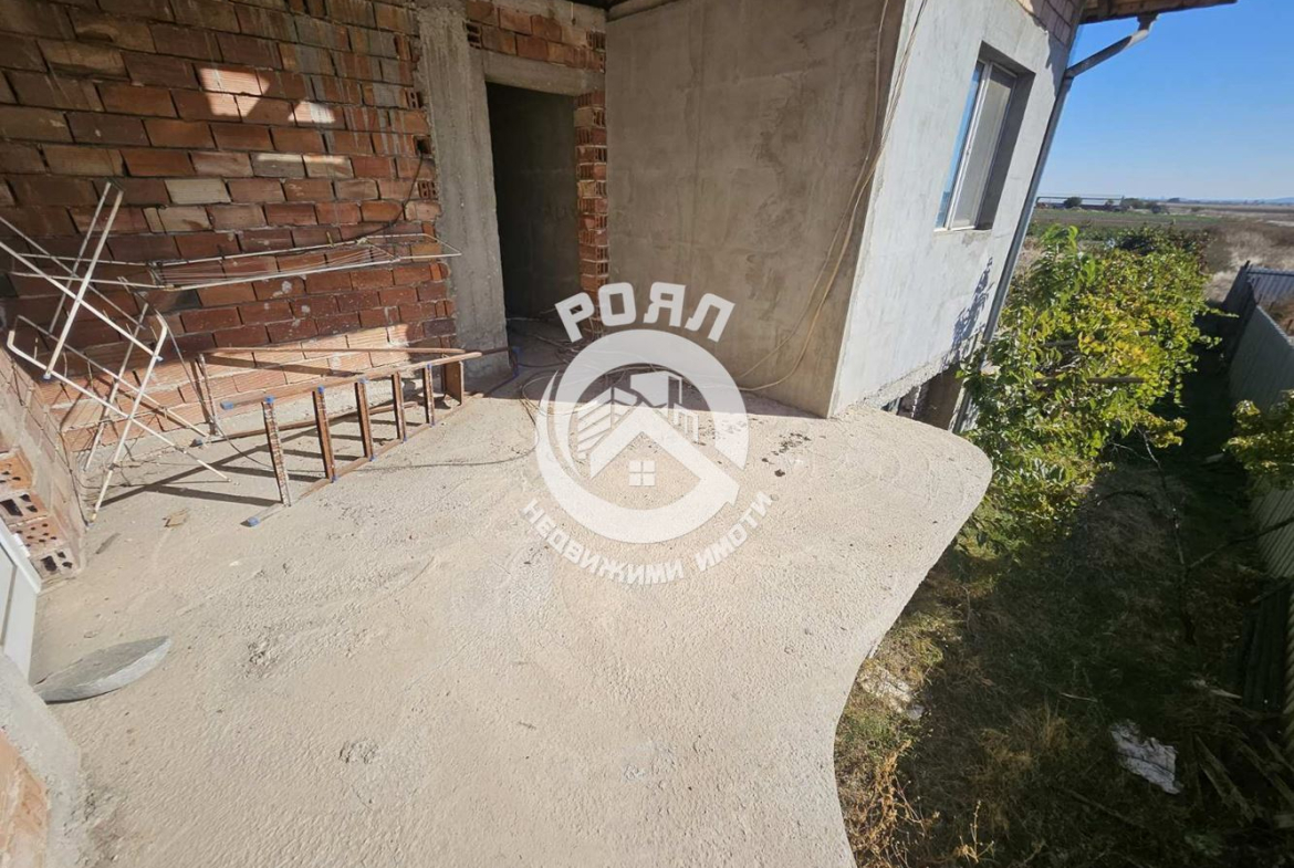 Роял имоти продава УПИ със сгради в с. Цалапица - 0