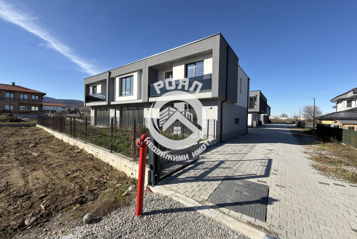 Роял Имоти продава двуетажна къща пред Акт 16 в с. Първенец - 0