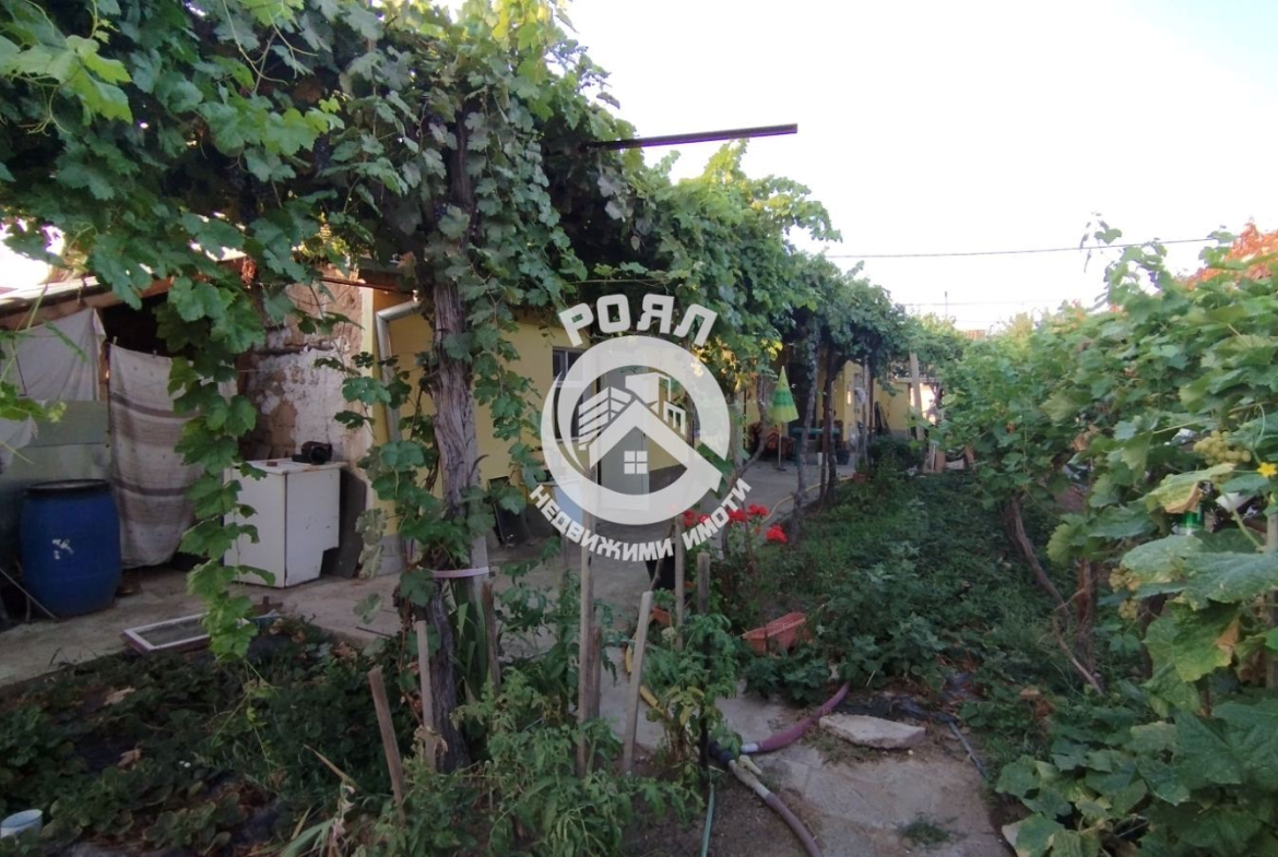 Роял имоти продава къща с двор в с. Паничери - 0