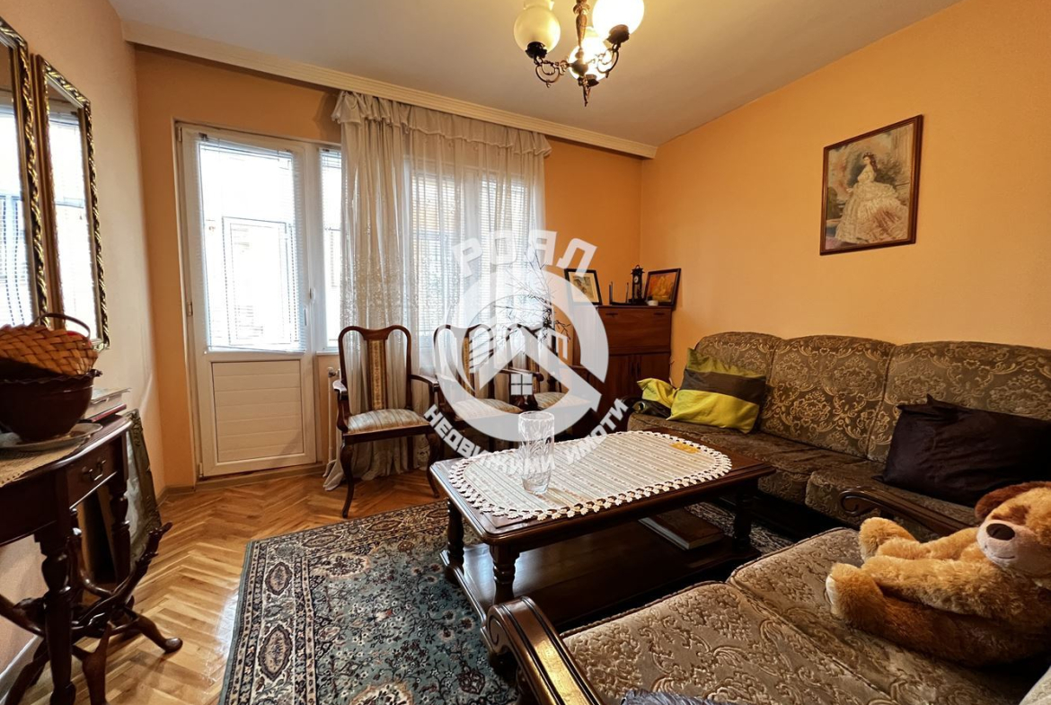 Роял имоти продава етаж от къща + мансарден двустаен апартамент, гараж, Прослав, Пловдив - 0