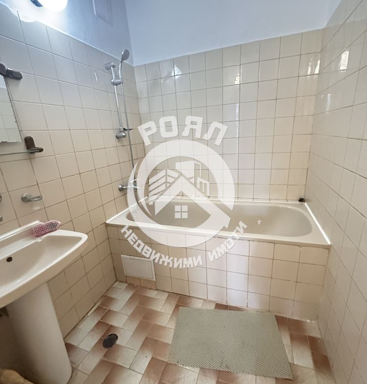 Роял имоти продава тристаен апартамент, Център, Пловдив - 0