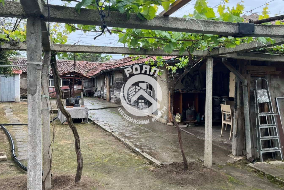 Роял Имоти продава къща в с.Голям чардак. - 0