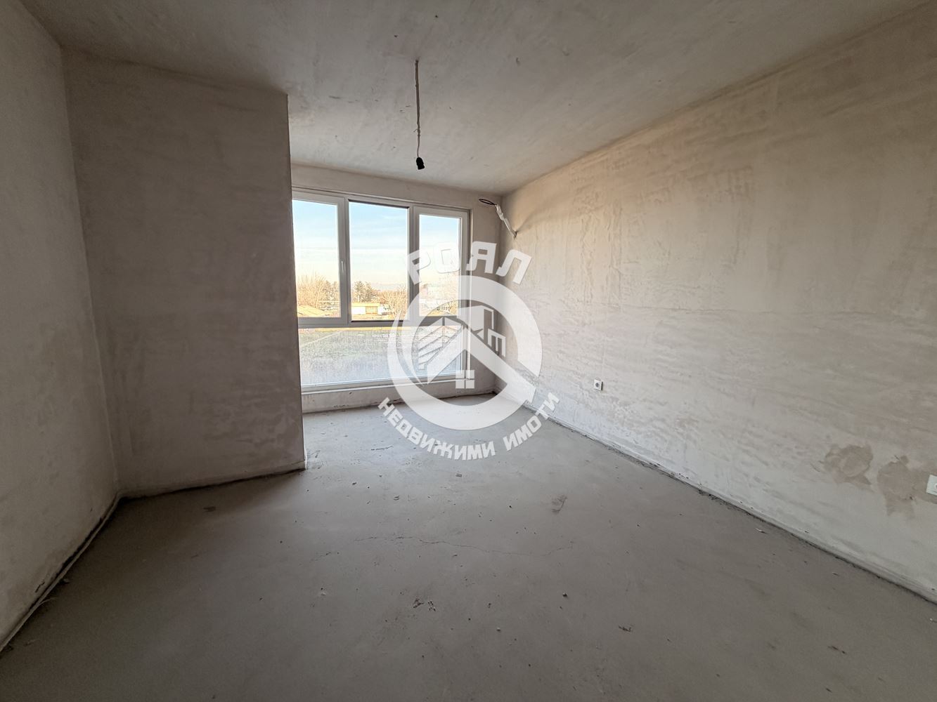 Роял имоти продава Ексклузивно тристаен апартамент, с акт 16, кв.Гагарин, Пловдив - 0