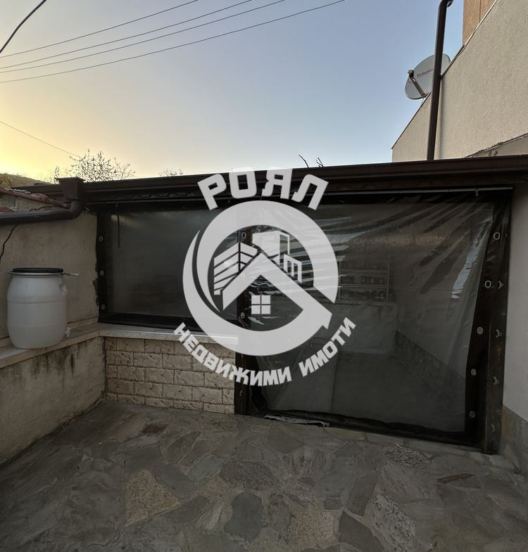 Роял Имоти продава обзаведена къща с 4 спални в село Брестник ,Пловдив - 0