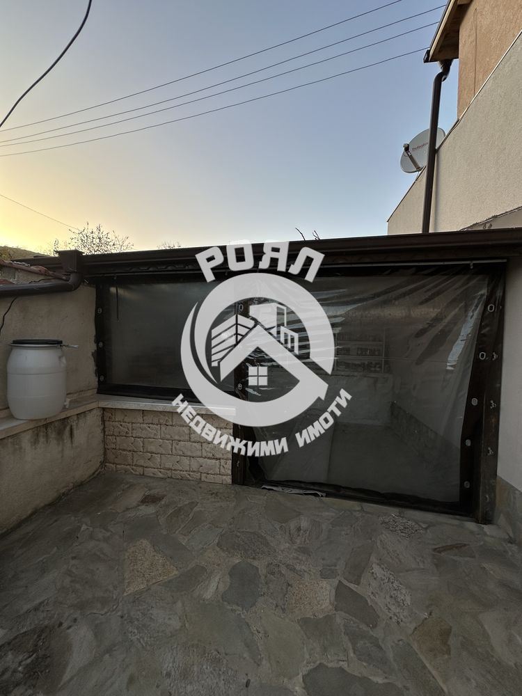 Роял Имоти продава обзаведена къща с 4 спални в село Брестник ,Пловдив - 0