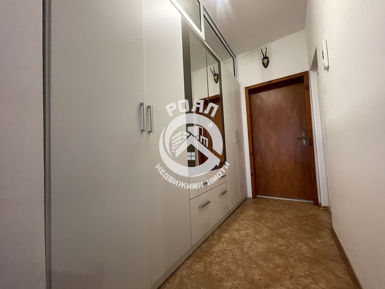 Роял имоти продава ЕКСКЛУЗИВНО тристаен апартамент, кв.Прослав!!!Напълно обзаведен!!!С Гараж и Паркомясто!!! - 0