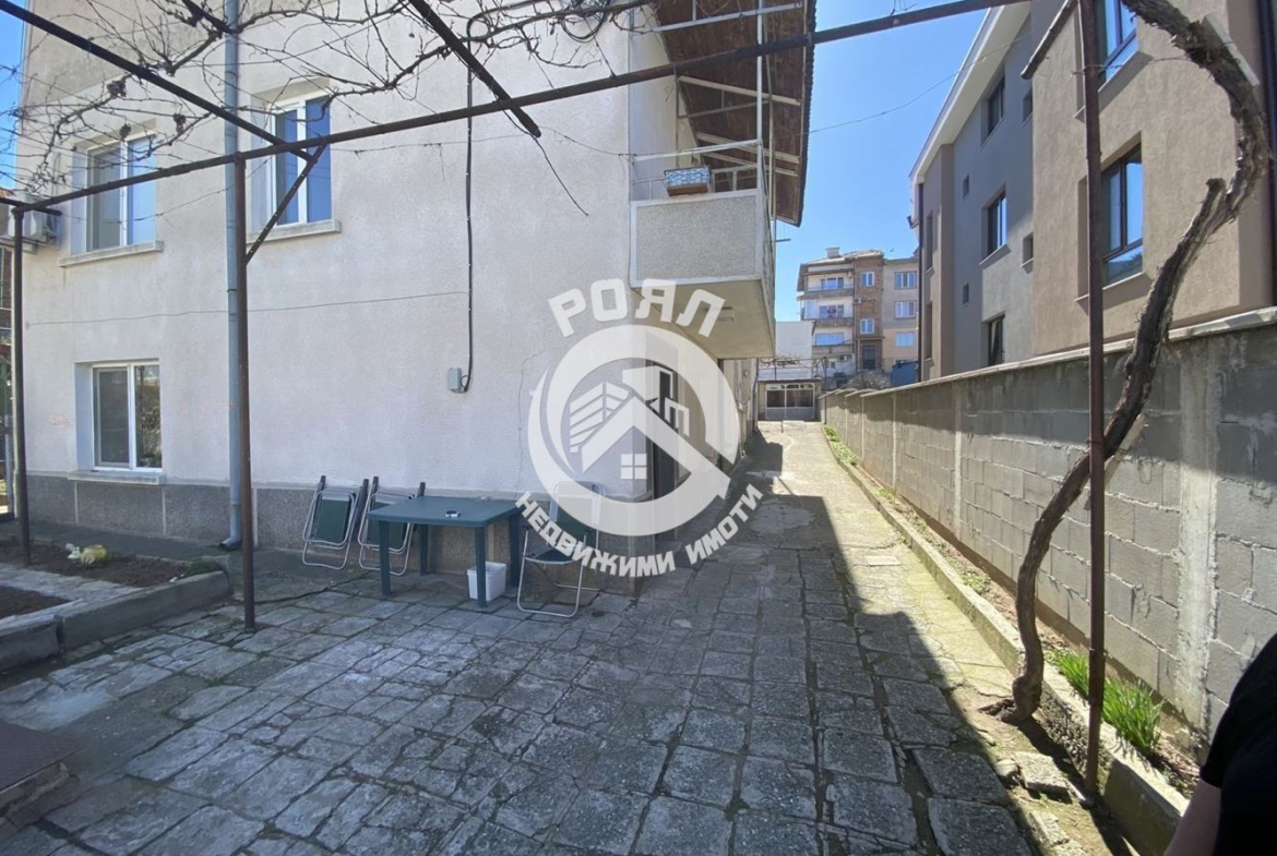 Роял имоти продава два етажа от къща,гр Асеновград,кв.Изток - 0