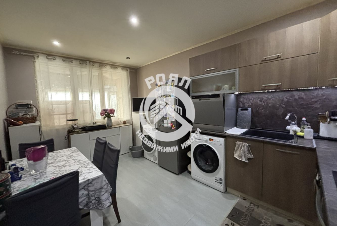 Роял Имоти продава едноетажна къща с двор в гр.Съединение - 0