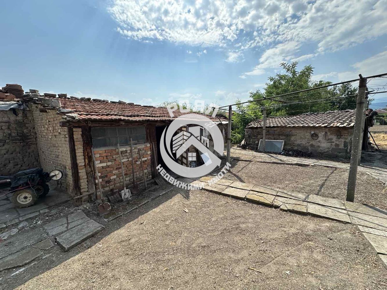 Роял имоти продава Ексклузивно двуетажна къща с двор в с.Йоаким Груево - 0