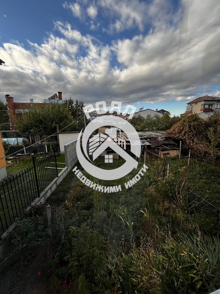 Роял имоти продава етаж от къща + мансарден двустаен апартамент, гараж, Прослав, Пловдив - 0