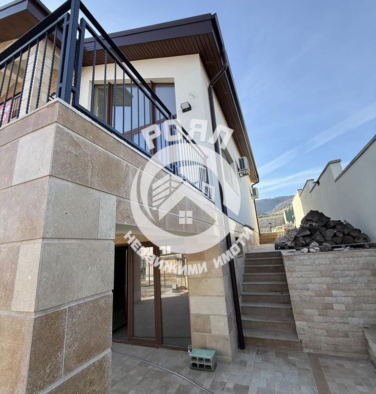 Роял имоти продава къща с панорамна гледка, с.Брестник, Пловдив - 0