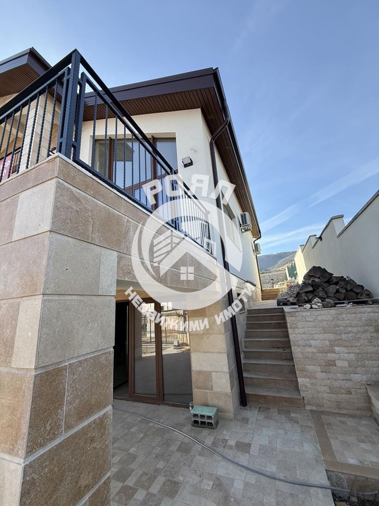 Роял имоти продава къща с панорамна гледка, с.Брестник, Пловдив - 0