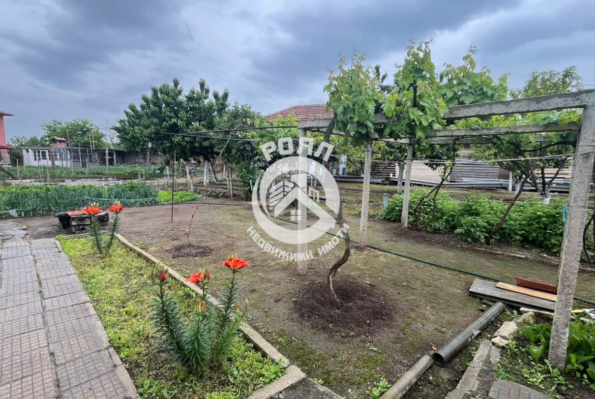 Роял Имоти продава къща в с.Голям чардак. - 0