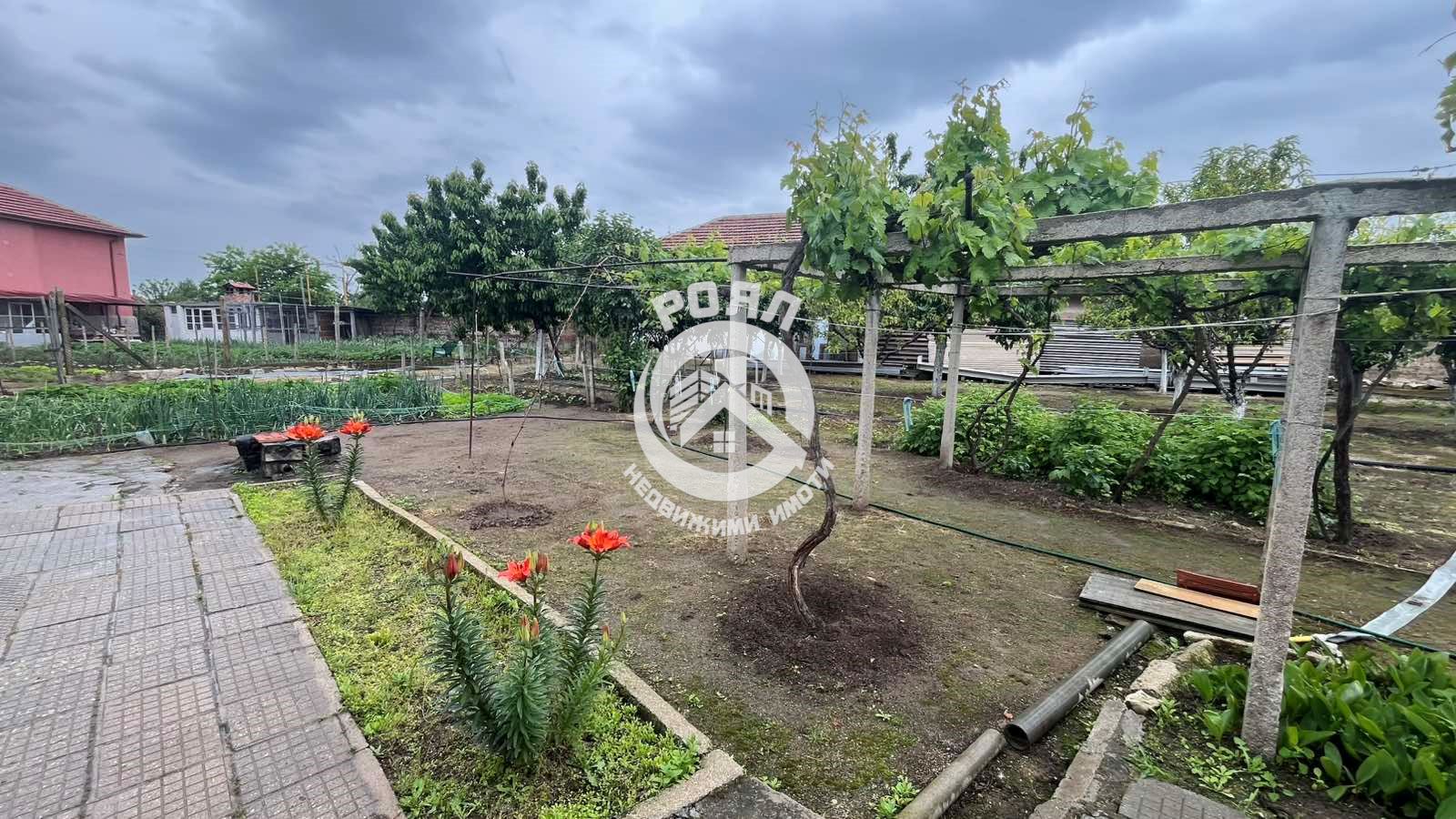 Роял Имоти продава къща в с.Голям чардак. - 0