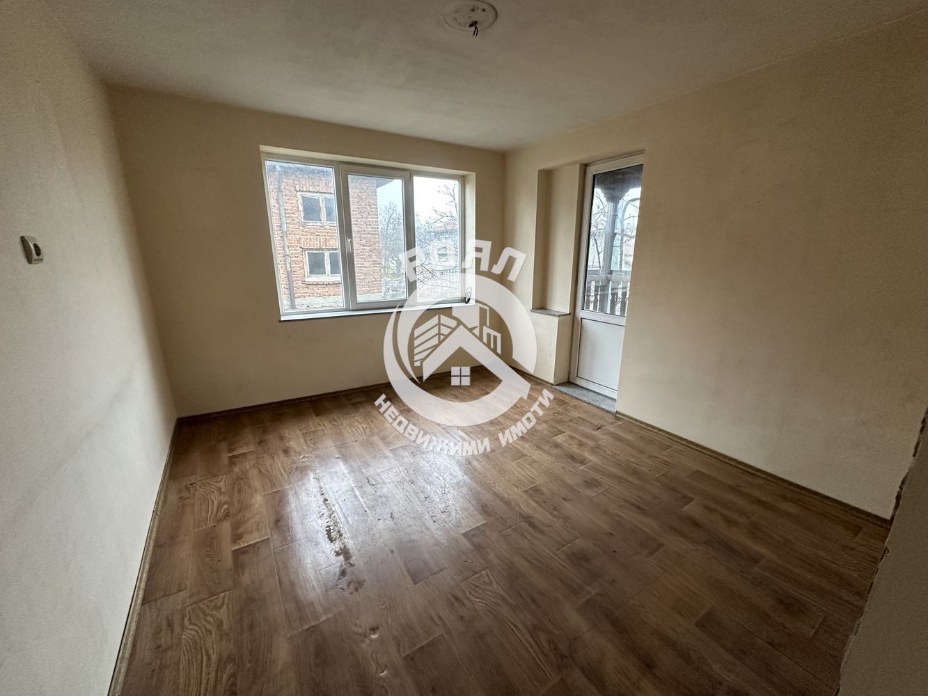 Роял Имоти продава етаж от къща с двор в гр. Стамболийски - 0