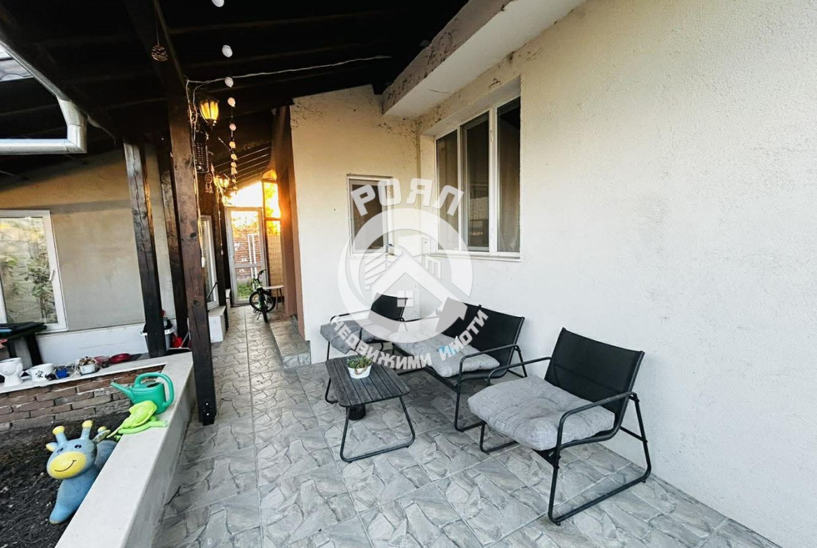 Роял Имоти продава едноетажна къща с двор в гр.Съединение - 0