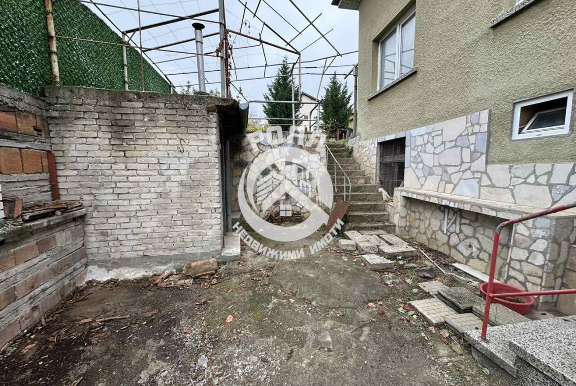 Роял Имоти продава двуетажна къща с двор в гр.Перущица - 0