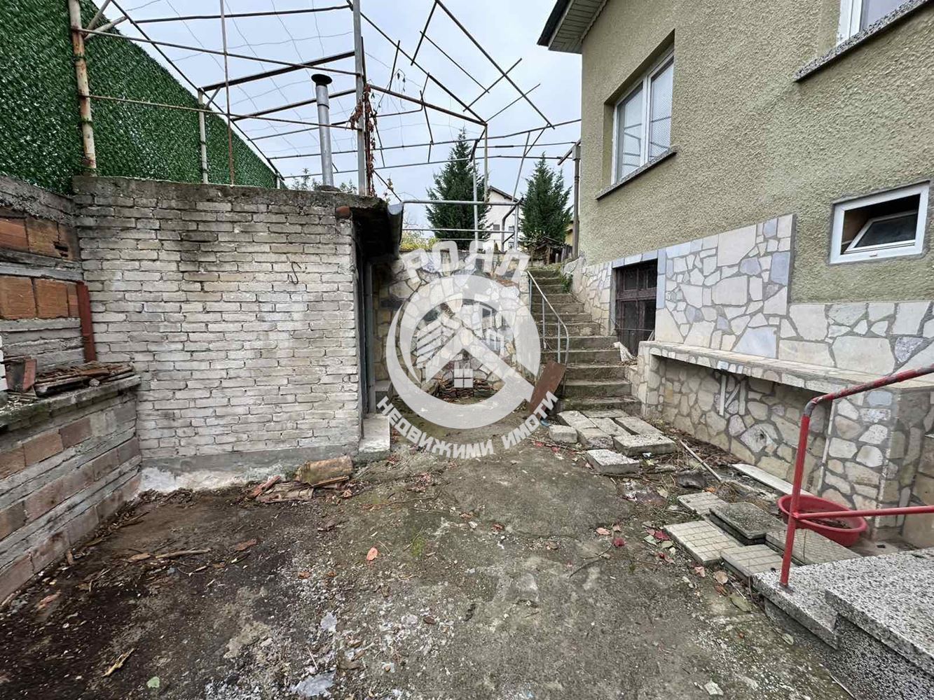 Роял Имоти продава двуетажна къща с двор в гр.Перущица - 0