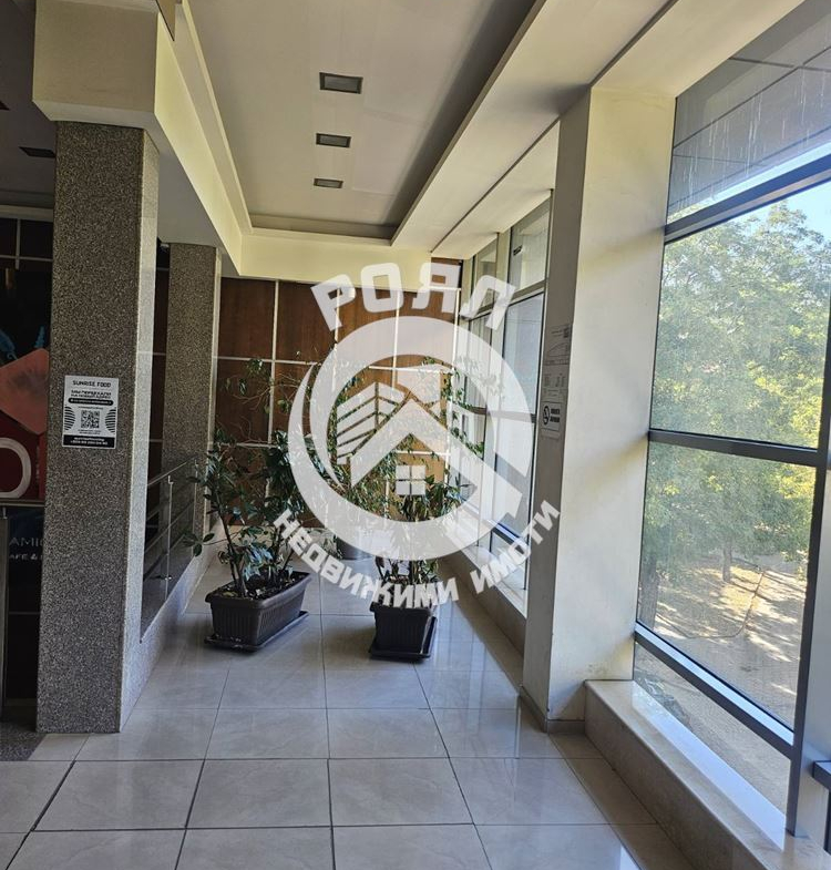 Роял Имоти продава търговски обект в кв.Център - 0