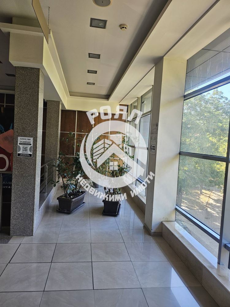 Роял Имоти продава търговски обект в кв.Център - 0