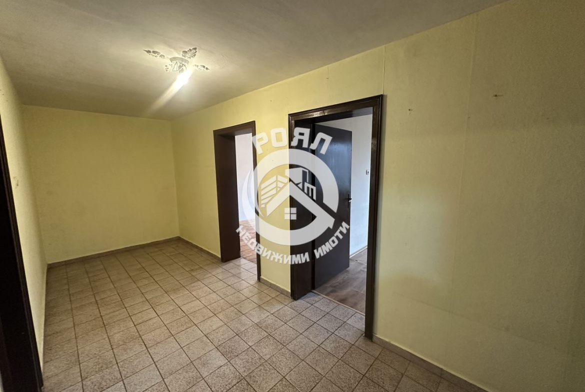 Роял Имоти продава етаж от къща с двор в гр. Стамболийски - 0