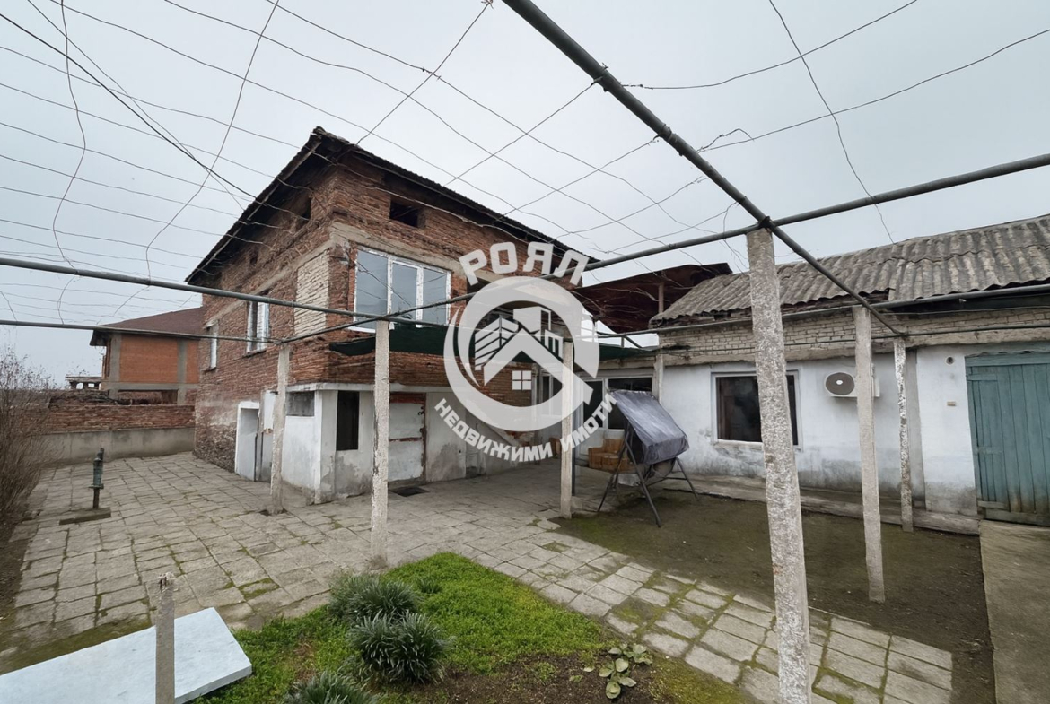 Роял имоти продава Ексклузивно двуетажна къща с двор в с.Йоаким Груево - 0