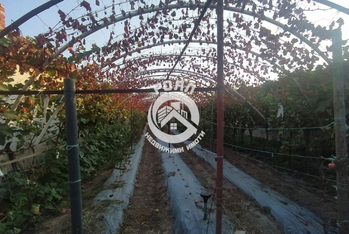 Роял имоти продава къща с двор в с. Паничери - 0