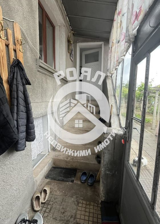 Роял Имоти продава къща в с.Голям чардак. - 0