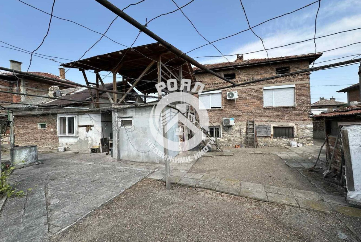 Роял имоти продава Ексклузивно двуетажна къща с двор в с.Йоаким Груево - 0