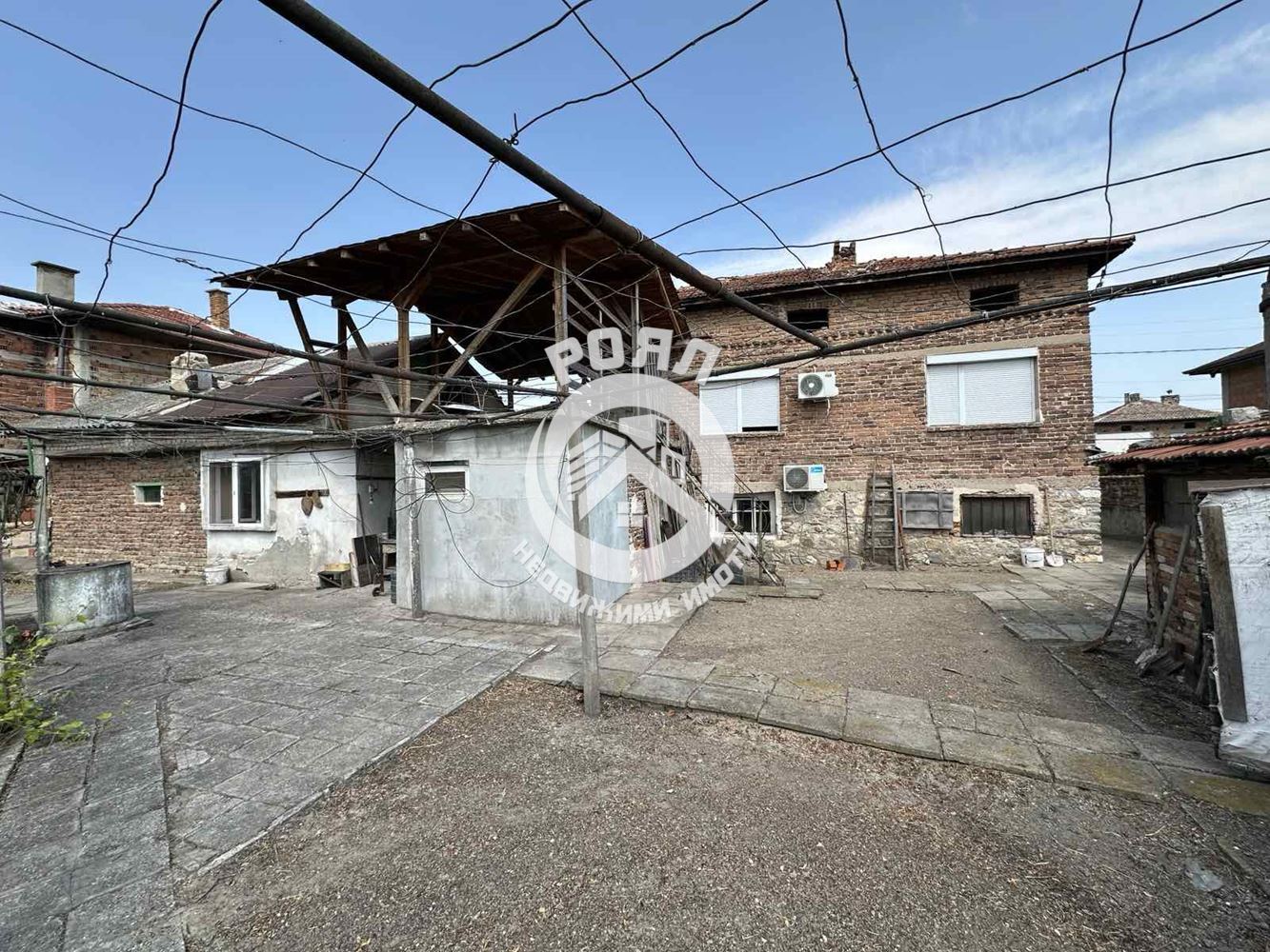 Роял имоти продава Ексклузивно двуетажна къща с двор в с.Йоаким Груево - 0